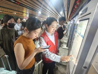 郑州汽车东站首波客流高峰已至，线上购票更便捷