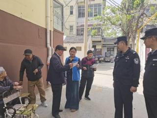 济宁市任城区阜桥街道枣店阁社区开展禁毒宣传及毒品原植物踏查专项行动