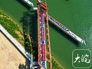 合肥南淝河路十五里河大桥首片箱梁成功架设