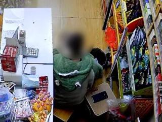 “淡定贼”盗窃无人售货超市，哪知被老板抓个正着
