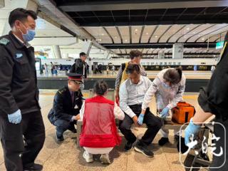 旅客疑似突发脑梗 列车长紧急联动站台接力救助