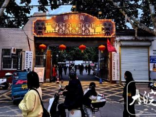 淮南淮河老街放映露天电影 市民重拾儿时光影记忆