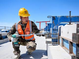 坚守岗位建高铁