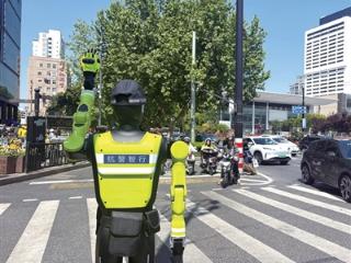 全国首个交通管理机器人中队 15台智能交管机器人 昨起杭州上岗执勤