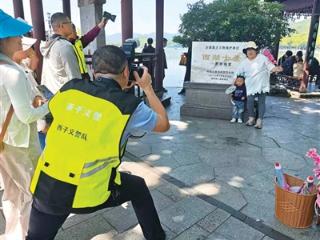 没带自拍杆不要紧，擅长摄影的民警义警帮你拍