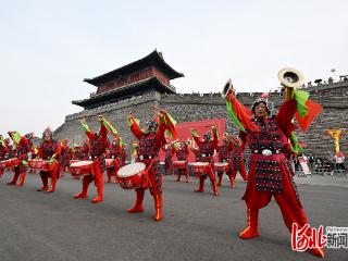 假日文旅热 古城迎客来
