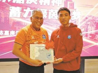 在闽超厦门队与漳州队的比赛中 陈嘉庚曾孙现场观战