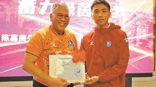 在闽超厦门队与漳州队的比赛中 陈嘉庚曾孙现场观战