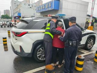 雨中遇困境，援手暖人心——众人携手护送迷路老人