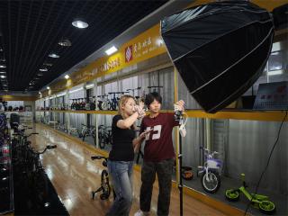 曲周：五一假期直播忙 童车网上拓新局