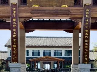 行进式悬疑话剧《宋美龄耳环丢了》亮相柏里水乡 “五一”假期探索文旅融合新路径