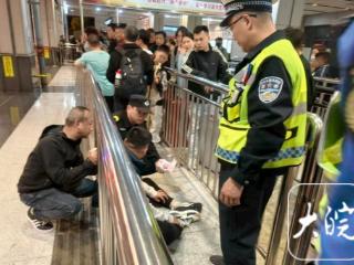 旅客突发疾病，六安火车站上演生死救援