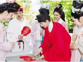 以花为媒，以文会友 昨日西湖景区迎客流高峰 总客流量83.53万人次