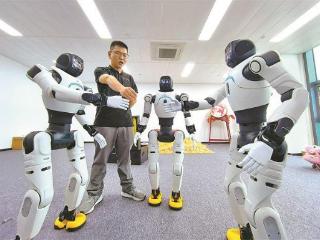 向青年致敬｜让机器人更“听话”！两位厦门青年以技驭机