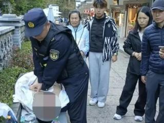 外籍游客突发心脏病 黄山上演“教科书式”救援