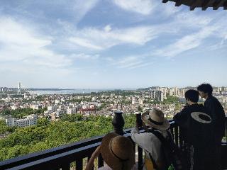 登高揽湖景！五一假期巢湖文昌阁受青睐