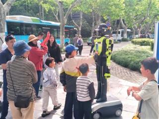 “五一”假期 全国首个交通管理机器人中队上岗