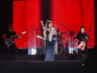 乌兰图雅 “花开四季” 演唱会燃爆呼和浩特 暖心互动宠粉不停
