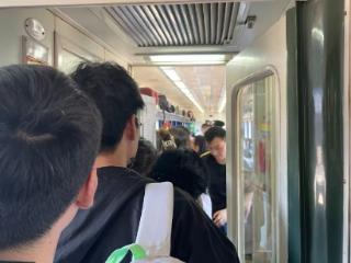 “五一”返程高峰，K8365次列车始发1886人创新高
