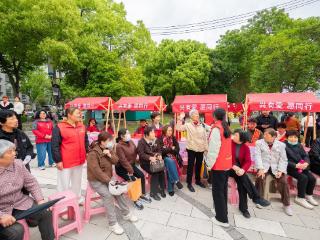 兴化农商银行便民惠民公益活动进社区