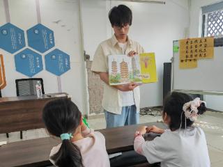 金苑社区开展绘本阅读与团扇DIY活动