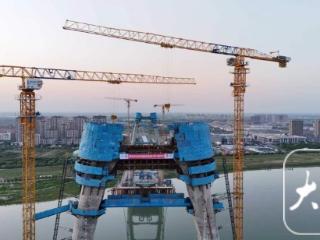蚌埠延安路淮河大桥主塔封顶，141米 “蚌形” 新地标崛起
