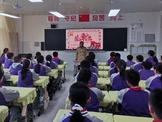 莒南县第二小学召开“劳动最光荣 实干促成长”五一劳动节主题班会