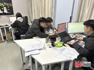 从“人眼+铁锤”到“AI+无人机” 河北建材职业技术学院学子破解墙面质检难题