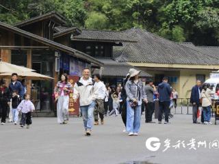 一站式解锁N种快乐！外地游客沉浸式打卡双河洞