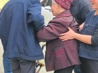 久别重逢！94岁姐姐跨省探望82岁患病弟弟，弟弟泪流满面