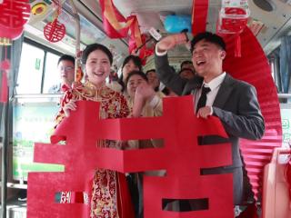 歙县新人公交当婚车 上千名“互联网亲戚”围观