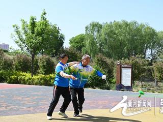 文水：飞龙空竹庆五一 文峪河畔舞风采