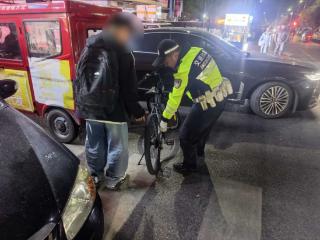 南通海门：辅警护学岗上暖心修车，小善举传递大温暖