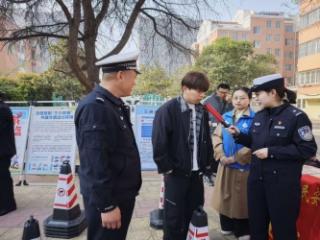 济宁市任城区金城街道开泰花园社区开展“警网联动聚合力 交通安全入民心”知识宣传活动