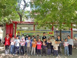 济宁市任城区阜桥街道新刘庄社区举办青少年趣味运动会，活力绽放促和谐