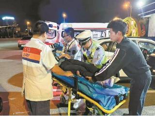 司机在驾车途中突发心脏不适 高速交警争分夺秒辟出送医“绿色通道”