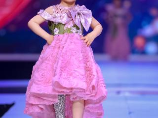 合肥4岁“钢腿女孩”上海T台走秀，出生时右小腿缺失 母亲：她会疼，但适应能力很强