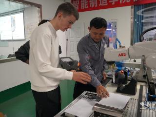 不以山海为远，一所中国职校里的“世界课堂”