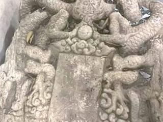 杭州一小区垃圾房旁有块蟠龙御碑？不是文物，是旁边餐厅老板的收藏