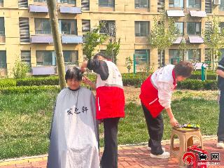 德州天衢新区宋官屯街道王庄社区：开展“爱心义剪送上门，温情服务暖银发”活动
