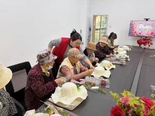 济宁市任城区李营街道汇翠园社区开展“‘帽’美如花，绽放芳华”草帽DIY活动