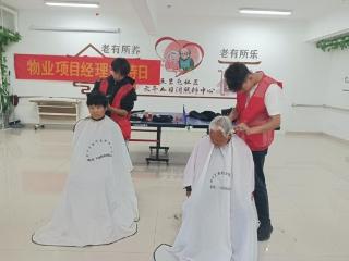 济宁市任城区李营街道五里屯社区开展“浓情暖五月 义剪传温情”活动