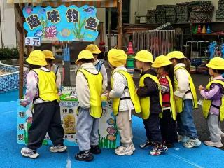上饶市广信区田墩镇中心幼儿园举办创意集市活动