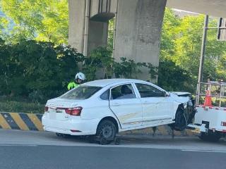 突发！今早杭州一辆轿车冲入河中，目击者称是网约车，一人受伤送医，事发地护栏被撞倒三段，绿化带上都是被车轧过的痕迹