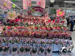 母亲节鲜花走俏合肥市场 超市鲜花、水果花束成新亮点