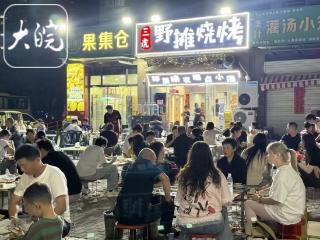 宿州“捐髓”烧烤摊主直播|连日来，各地食客慕名前来打卡， 最远来自甘肃