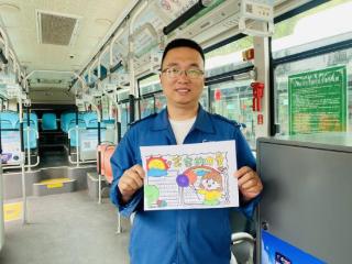 一抹微笑暖车厢 初心如磐护出行
