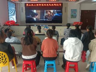 光影致敬母爱 温情暖润人心｜泰山区上高街道双龙社区开展母亲节观影活动