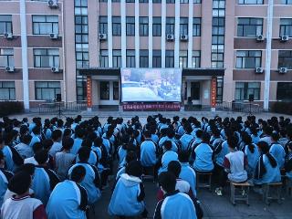 莒南县文疃镇初级中学组织全校学生观看《大突围》《心理健康教育》主题影片