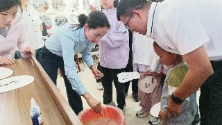 德州天衢新区长河街道星凯社区工会：执扇绘漆韵，把“匠心”礼献给最美妈妈